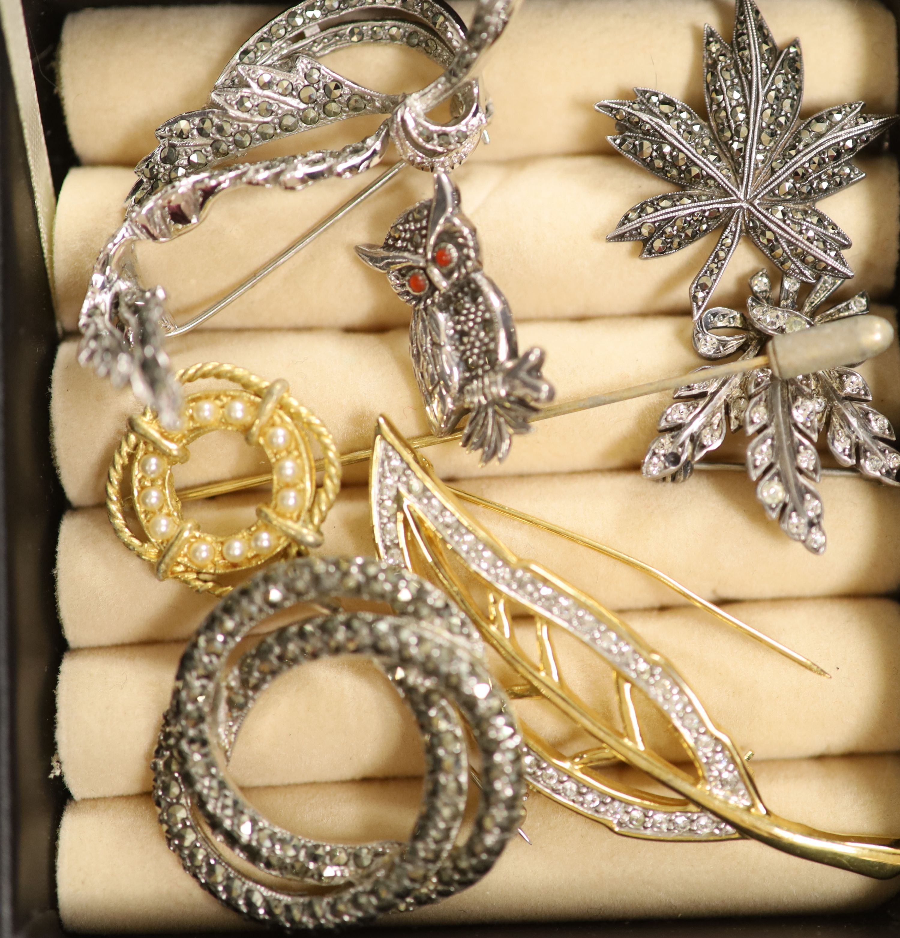 Sundry minor costume jewellery.